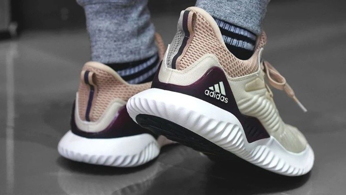 Sản phẩm truyền thống của Adidas chính là giày dép