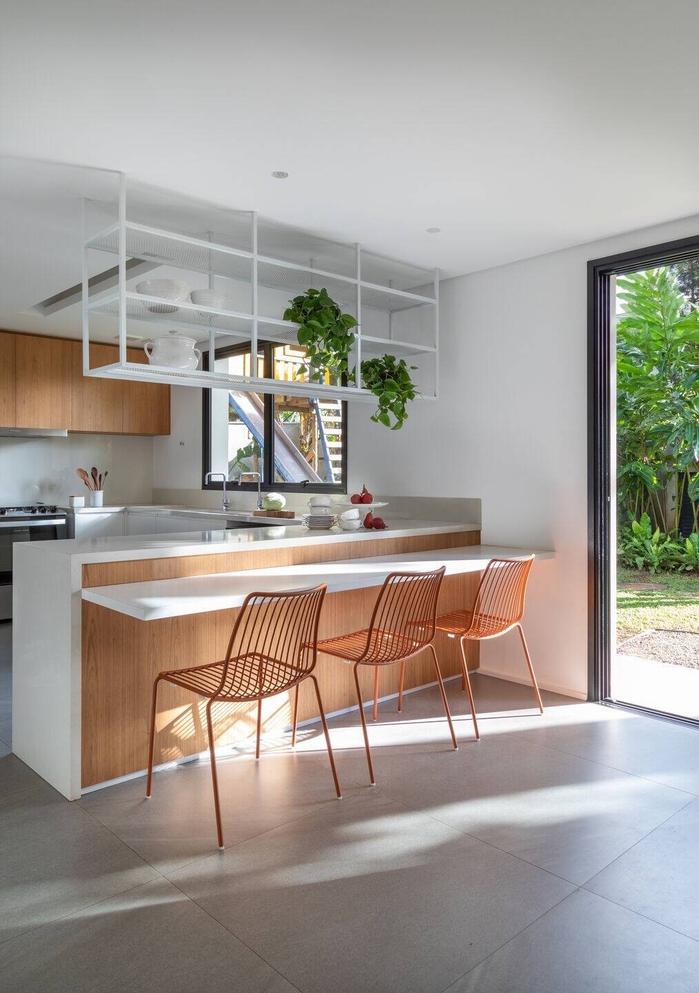 
Phòng bếp kết hợp với không gian ăn sáng và ăn trưa với cửa trượt mở thông ra ngoài vườn để đón sang và đón gió
