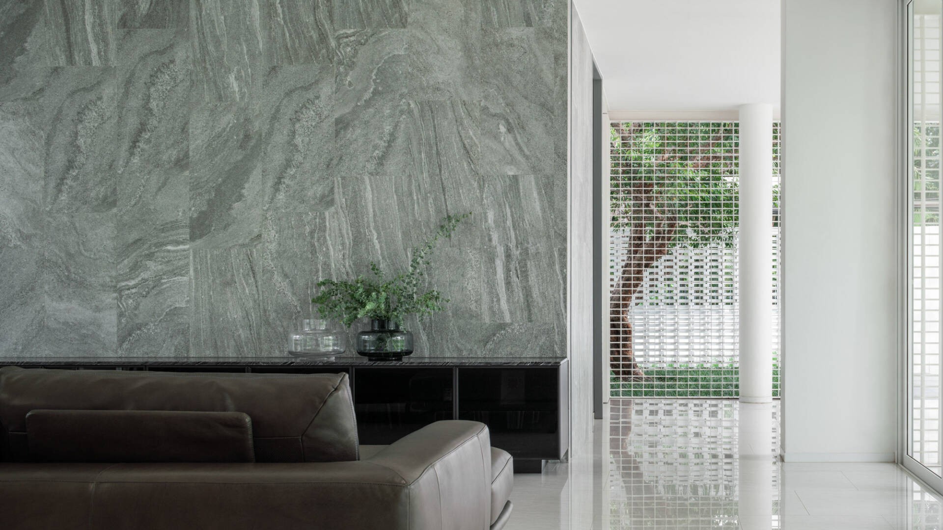 
Không gian phòng khách thoáng sáng tự nhiên nhờ hệ tường đặc biệt và cửa kính trong suốt
