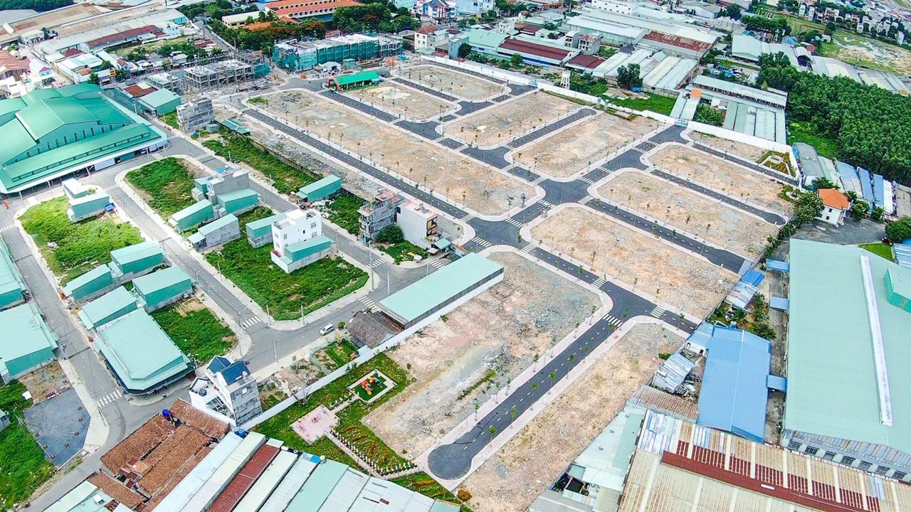 
Thanh khoản thị trường đất nền ở các tỉnh vùng ven TP Hồ Chí Minh đang ở mức rất thấp do hệ lụy của sốt đất và những rào cản pháp lý ở thời điểm hiện tại
