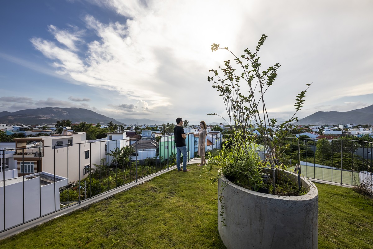 
Trên mái nhà, gia chủ trồng thêm lớp cỏ Nhật, giúp giảm bức xạ cho căn nhà theo chiều dọc từ trên xuống
