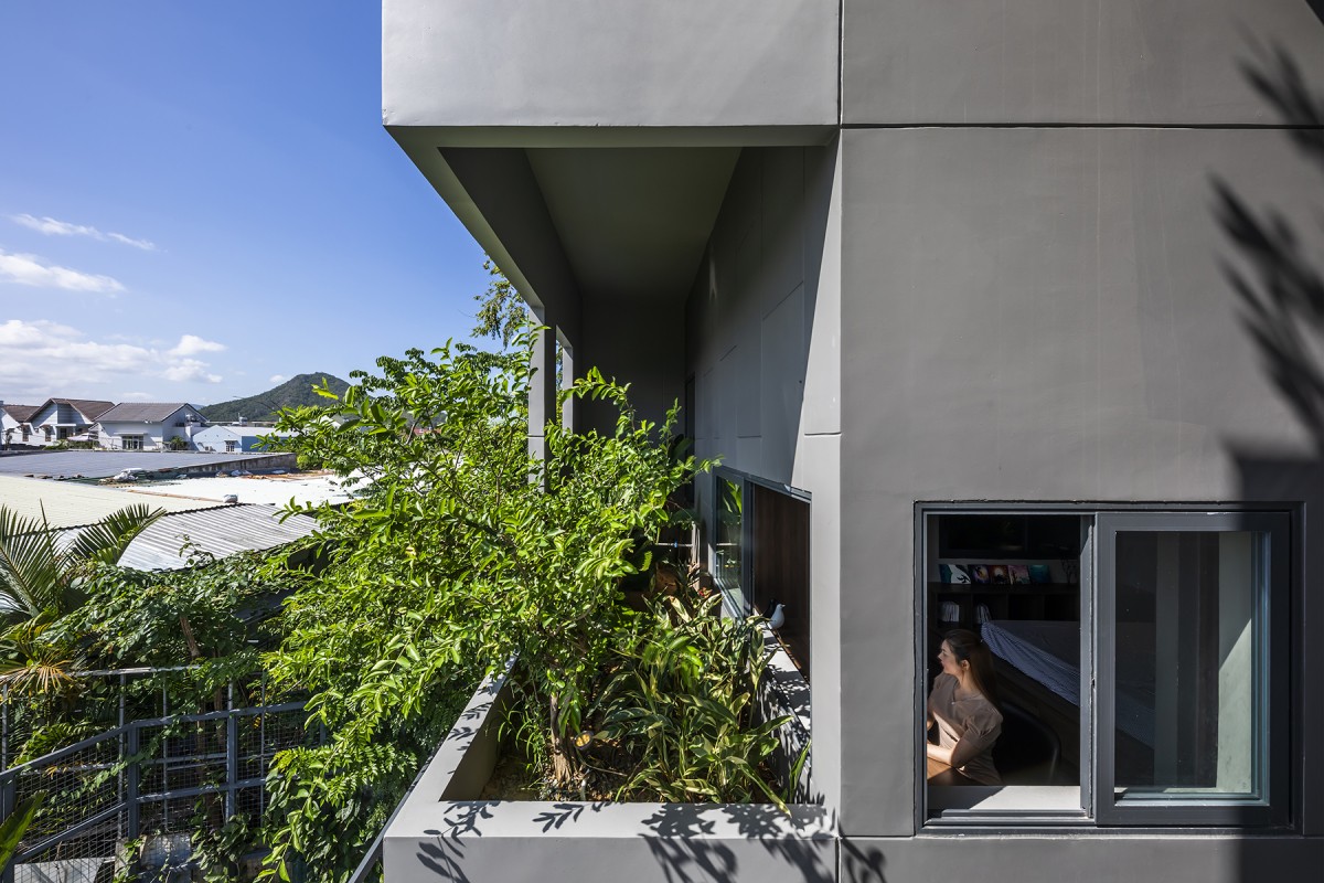
Một lớp tường bên ngoài với cây xanh giúp che chắn thêm cho ngôi nhà, giúp cho ánh nắng bị giảm bớt trước khi tiếp xúc với không gian bên trong
