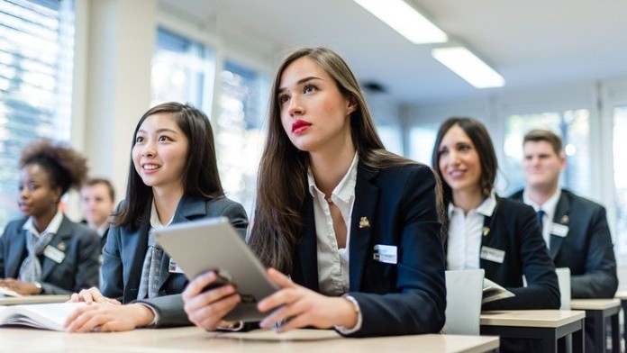Trưởng phòng kinh doanh cần xác định mục tiêu kinh doanh và các chương trình thu hút khách hàng