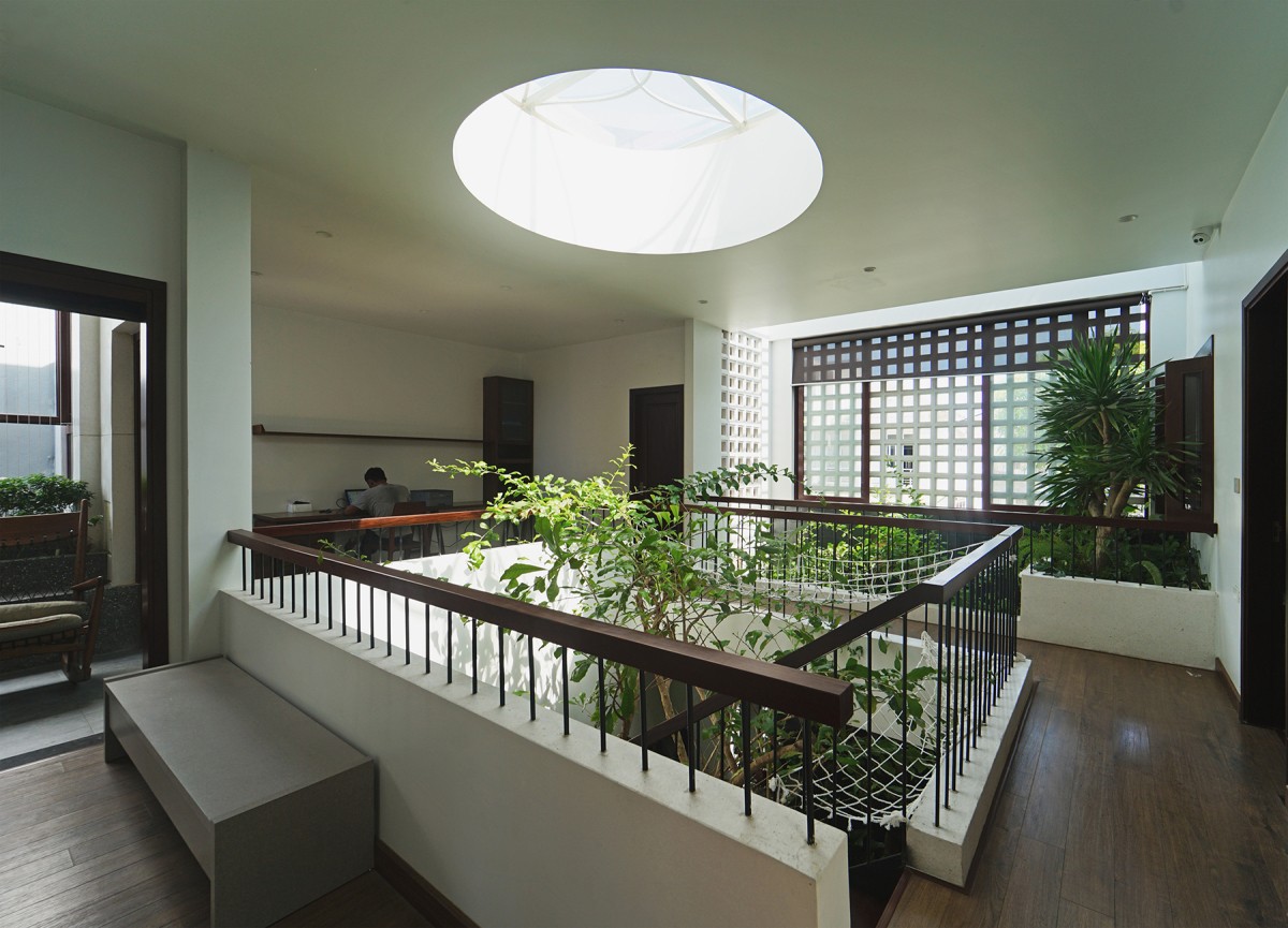 
Thiết kế của căn nhà ưu tiên sự thông thoáng, với giếng trời giúp ánh nắng dễ dàng đi vào bên trong căn nhà, phía dưới là khu vườn tươi tốt

