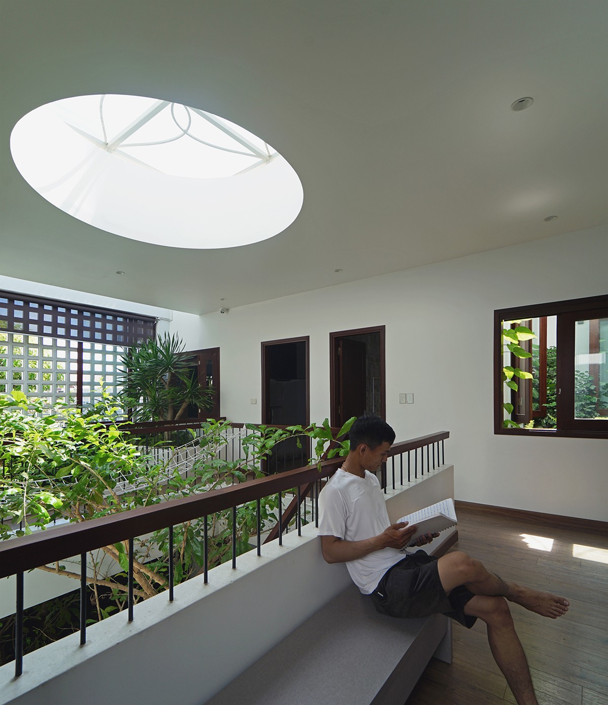 
Căn nhà được thiết kế đặc biệt giúp cho không gian sống bên trong luôn có ánh nắng tự nhiên chan hòa khắp nơi, len lỏi đến các phòng công năng bên trong căn nhà.
