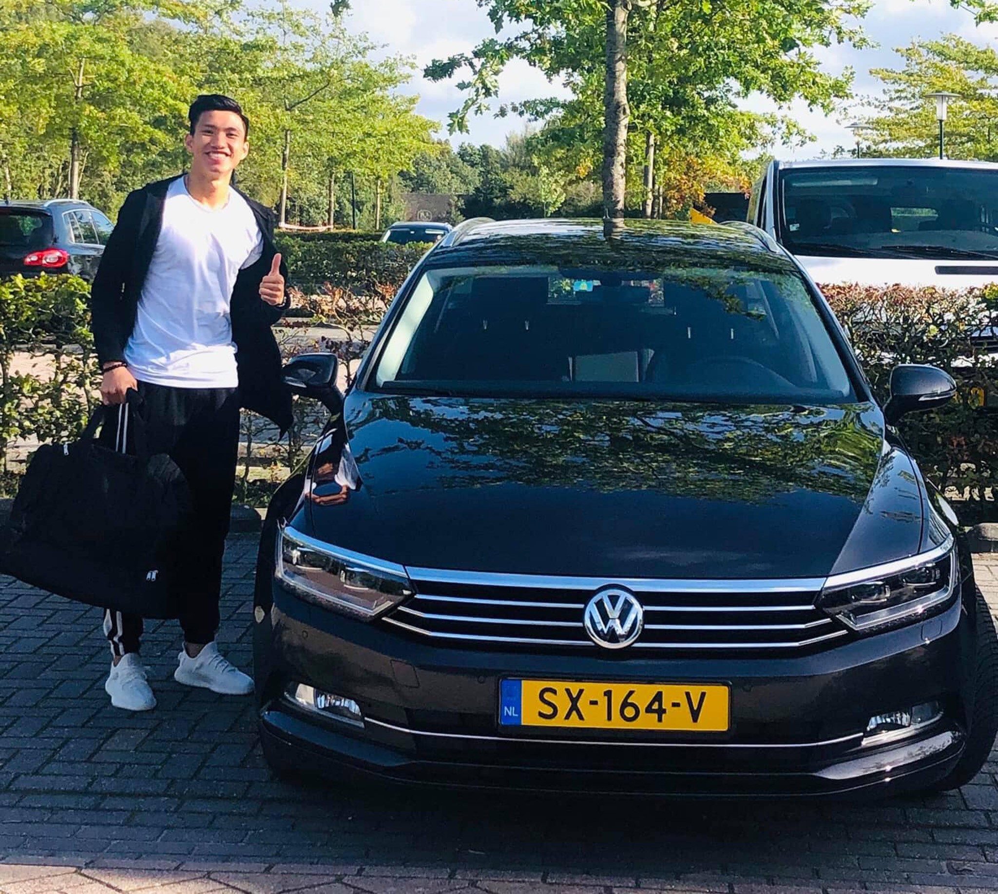 
Đoàn Văn Hậu bên chiếc xe Volkswagen Passat được SC Heerenveen cấp
