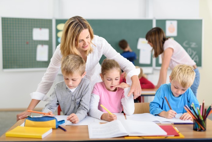 Trợ giảng đồng hành cùng học viên trong việc chữa bài tập cũng như giải đáp các thắc mắc