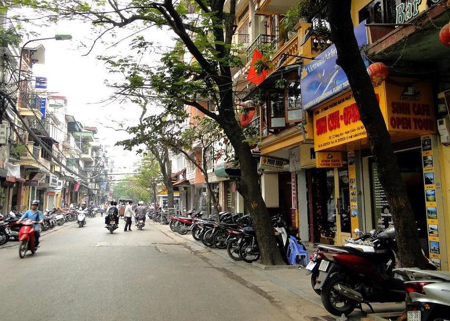 
Tại Hà Nội, quanh khu vực Tràng Tiền của quận Hoàn Kiếm đang xuất hiện nhiều nhãn hàng cao cấp đến từ thị trường quốc tế.
