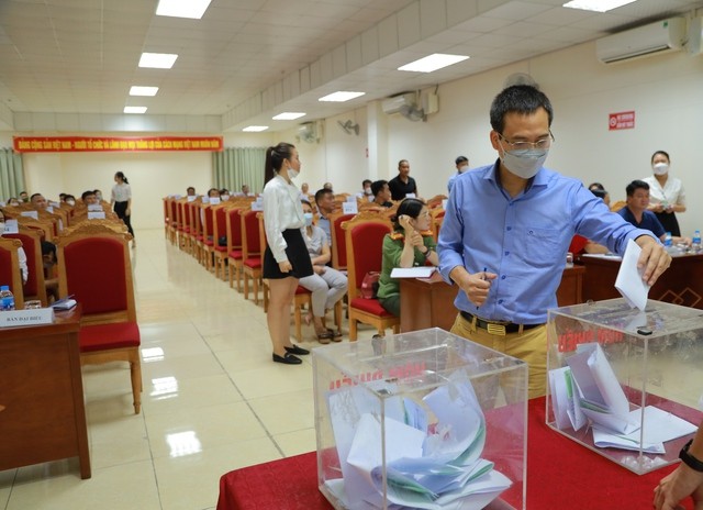 
Khách hàng bỏ phiếu đấu giá 19 thửa đất tại điểm X2, thôn Yên Vinh, xã Thanh Lâm (đợt 2).
