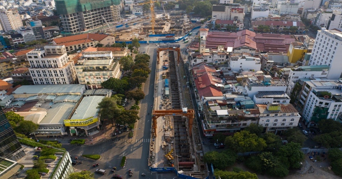 
Đường Lê Lợi đã bị rào chắn trong suốt 8 năm qua để phục vụ xây dựng tuyến metro số 1.
