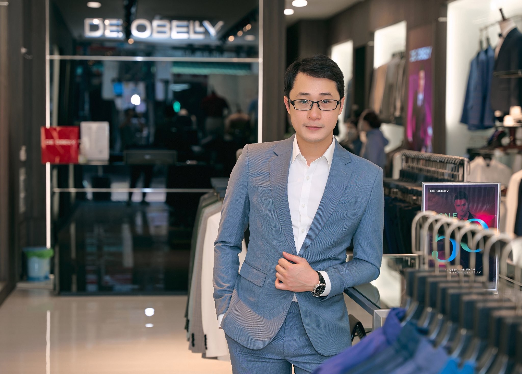 

Sau đó 1 năm, thương hiệu DE OBELLY đã chính thức ra đời, anh góp vốn với chị Hà và trở thành CEO
