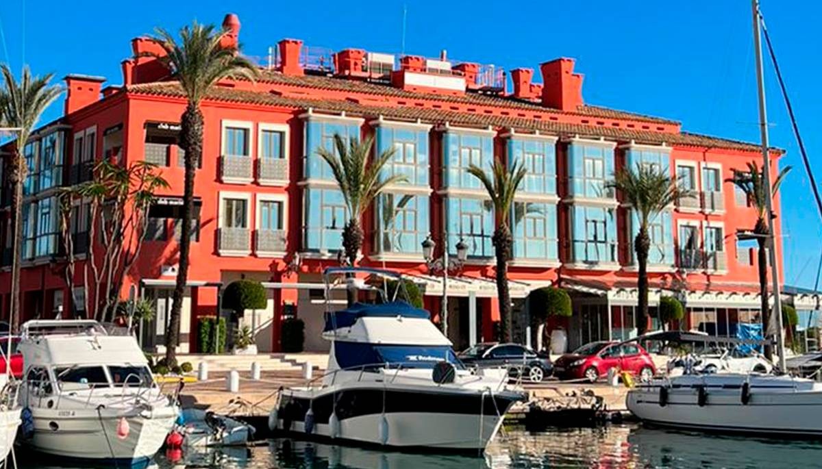 
Khách sạn mới khai trương của Messi nằm ngay cảng biển, rất thuận tiện đón khách
