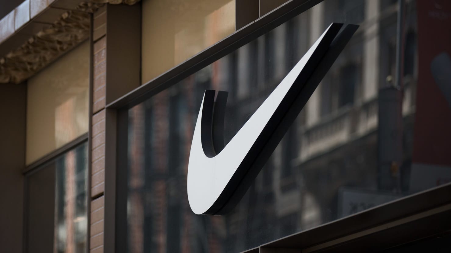 
Trước đây để thuận tiện hơn trong việc phân phối những sản phẩm của mình ra nhiều nước trên thế giới, Nike đã có một cách làm là đặt nhà máy phân phối độc lập tại những nước khác nhau.
