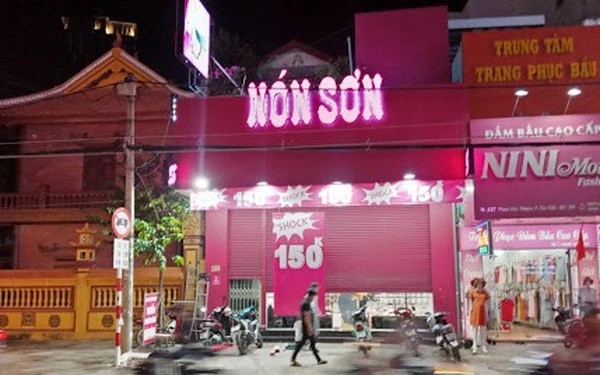 

Nón Sơn chính là thương hiệu không còn xa lạ với đông đảo người tiêu dùng Việt Nam với những cửa hàng được sơn màu hồng nổi bật, tọa lạc ở các trục đường chính hay ngã tư đắt giá
