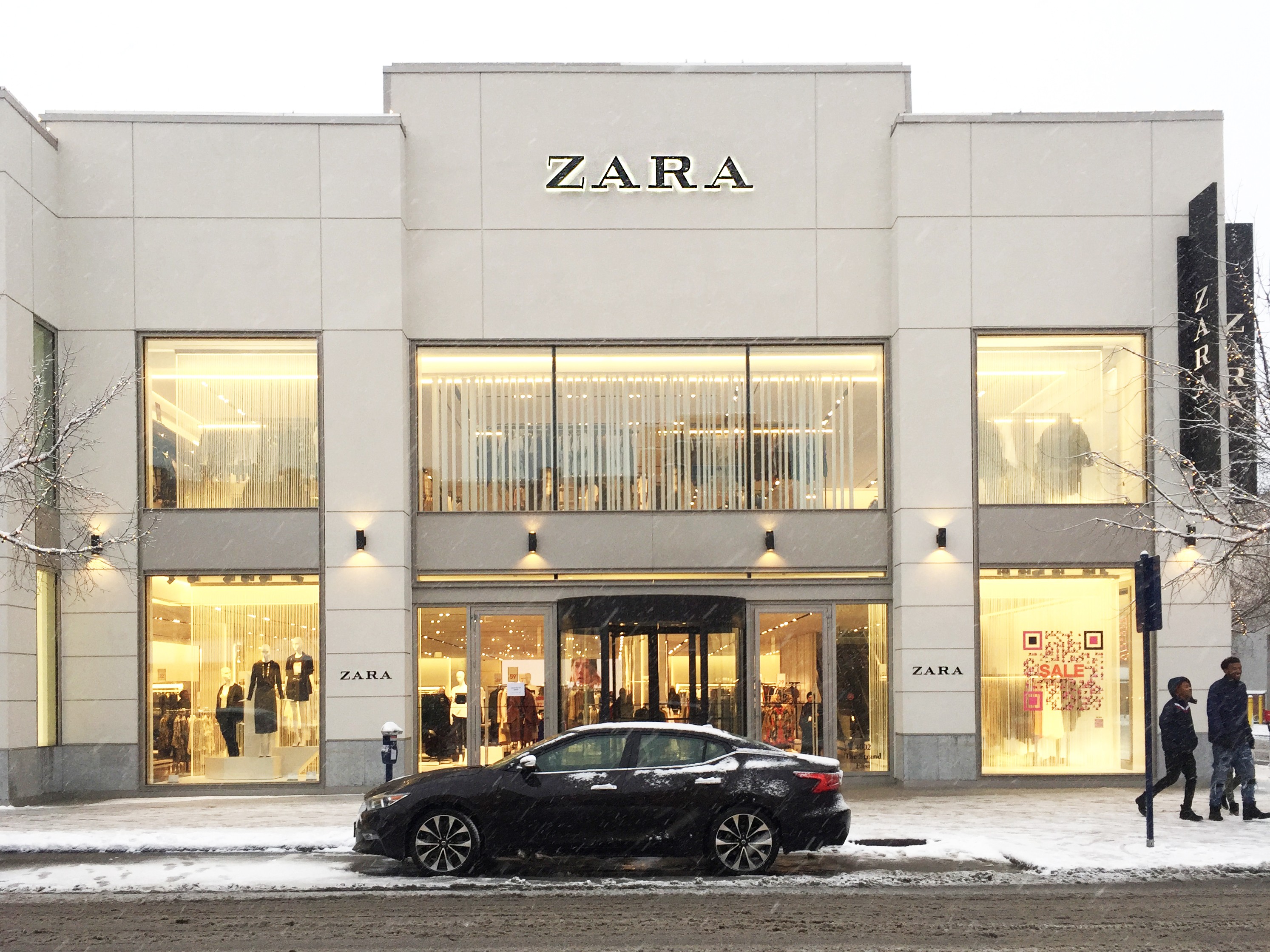 
Tính tới năm 2016, Zara đã vượt qua thị trường bán lẻ ảm đạm, nhạt nhẽo với việc tăng trưởng doanh thu lên tới 15,9 tỷ USD.

