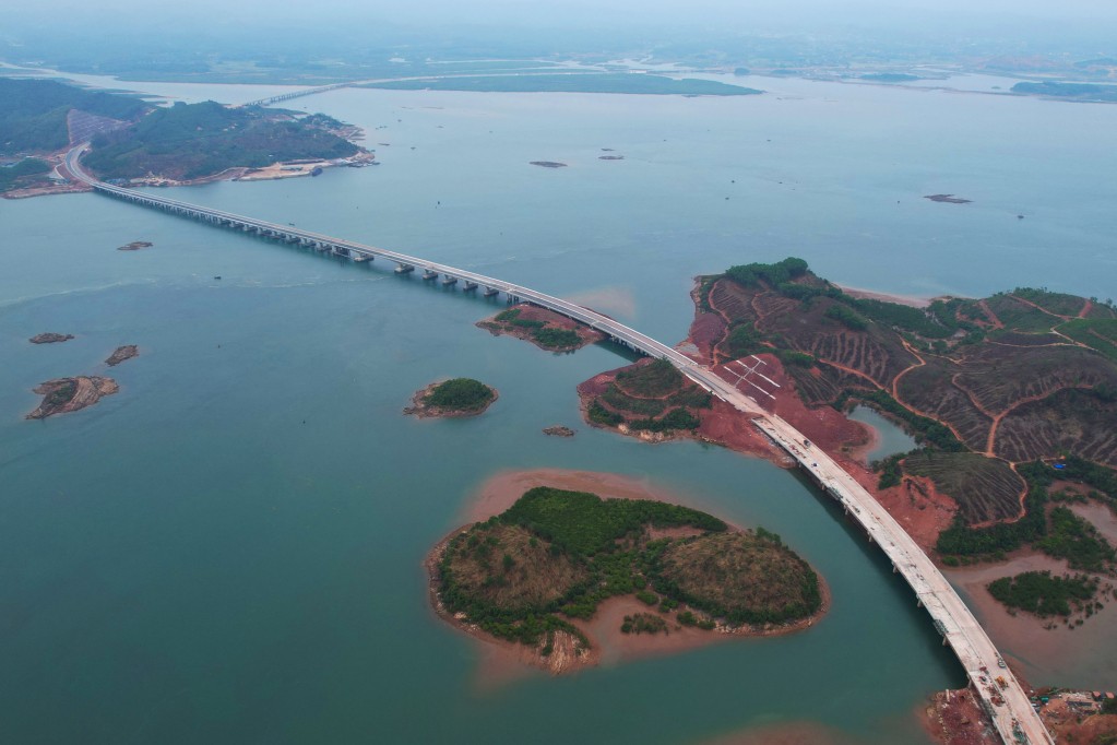 
Tuyến cao tốc Hạ Long - Cảm Phả - Vân Đồn kết nối với các tuyến đường huyết mạch khác đã giúp Quảng Ninh có bước phát triển vượt bậc về thu hút đầu tư.
