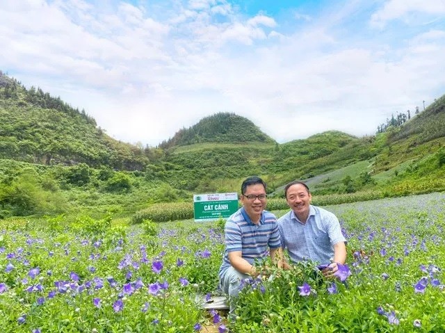 

Ông Hoàng Minh Châu (bên phải) cho biết, trụ cột thứ nhất và quan trọng nhất vẫn là con người, công ty cũng thấm nhuần con người phù hợp sẽ tạo nên đội ngũ gắn kết mới chính là mấu chốt
