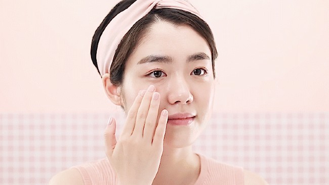 

Moisturizer Cream là một loại mỹ phẩm rất cần thiết và không thể thiếu trong tủ đồ của các chị em. Ảnh minh họa
