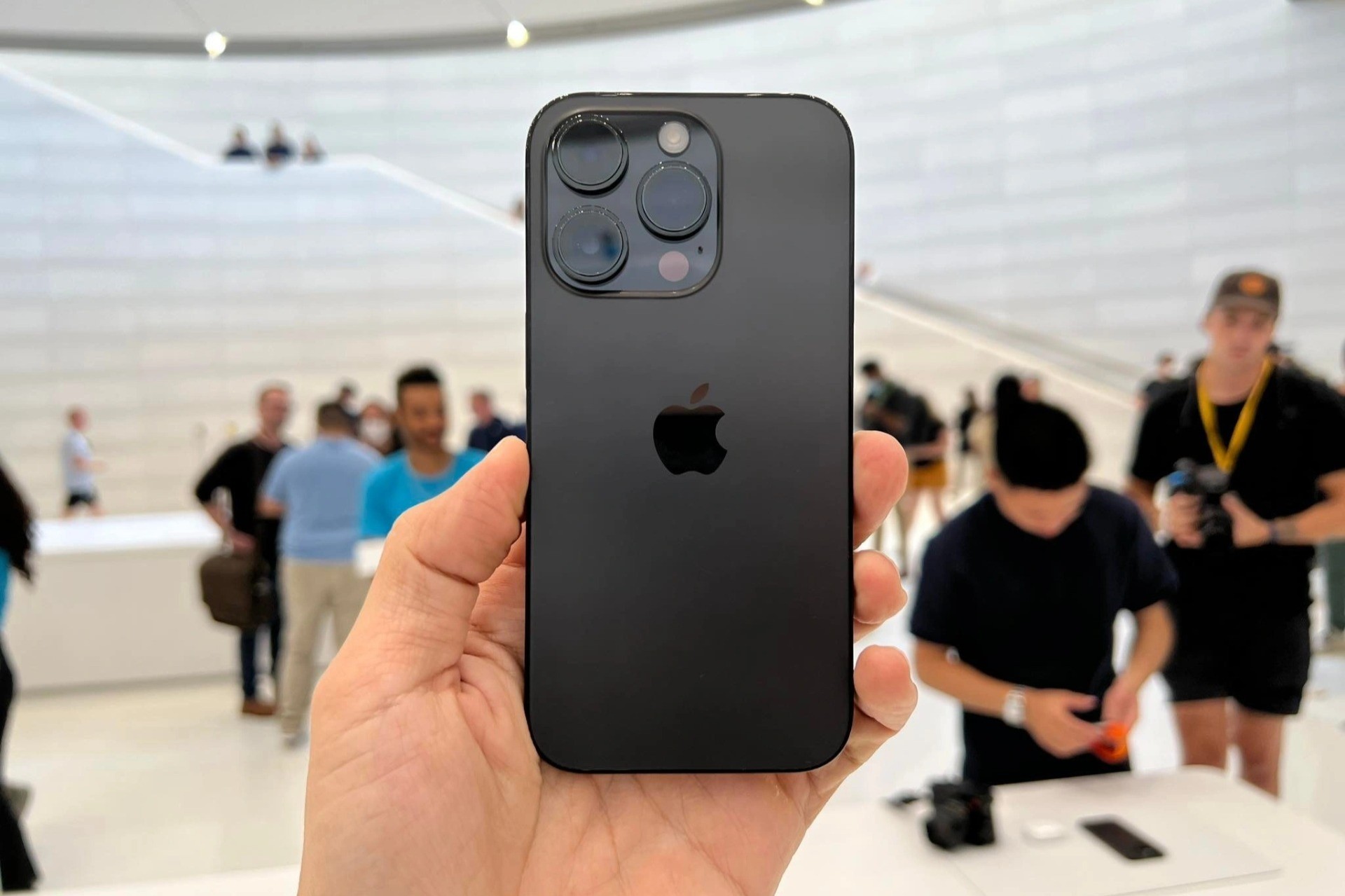 
Những chiếc iPhone xách tay có giá bán chênh lệch giữa những người bán
