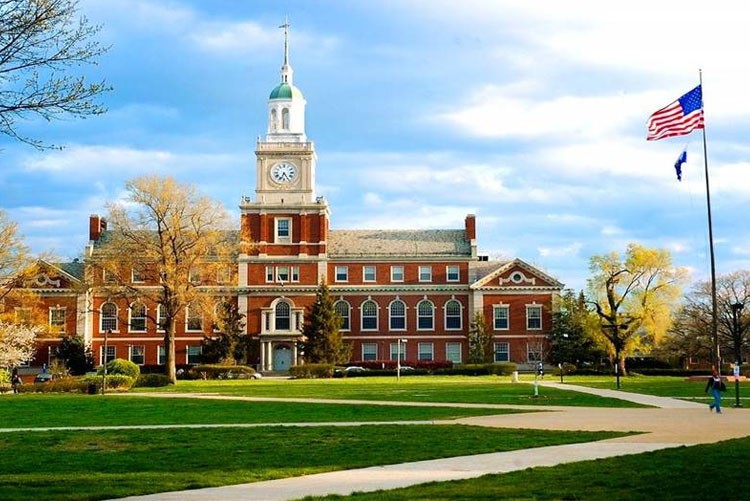 
Khi theo học tại Đại học Harvard thì mọi sinh viên tại đây sẽ được cấp một chính sách mang tên need - blind dành cho mọi người quốc tế hoặc bản địa.
