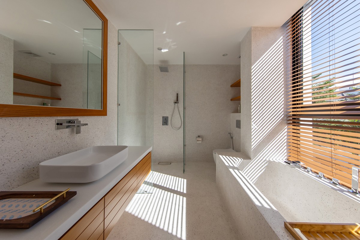 
Nhà vệ sinh có thiết kế cửa sổ lớn giúp cho hơi nước bên trong căn nhà dễ thoát hơi ra ngoài tránh được sự ẩm mốc
