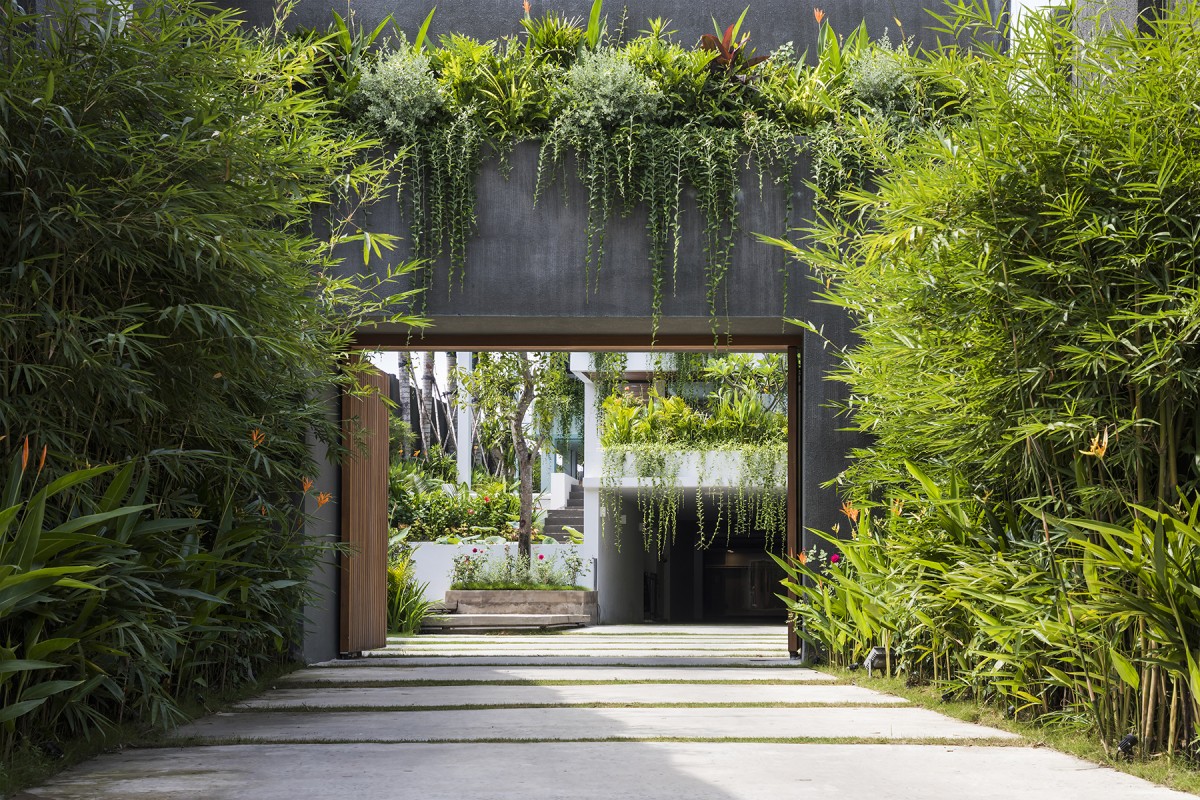 
Căn nhà được thiết kế theo phong cách resort phố với cây xanh tươi tốt bao quanh
