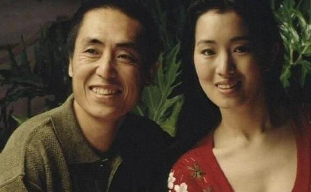 
Trong quá trình quay bộ phim “Cao Lương Đỏ”, Trương Nghệ Mưu đã nhanh chóng phải lòng nữ diễn viên xinh đẹp Củng Lợi dù lúc này cô đã có bạn trai
