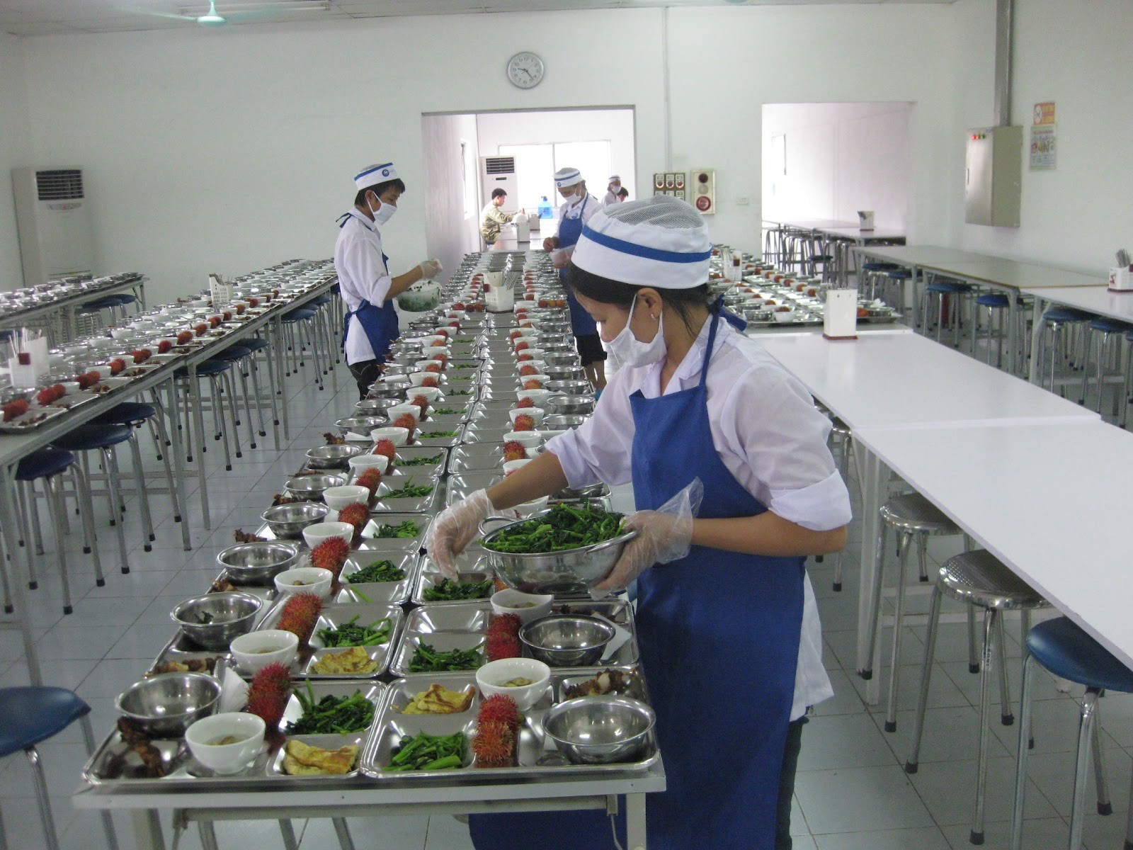 Nấu ăn cho nhà bếp công ty, xí nghiệp là công việc nhiều người cao tuổi lựa chọn