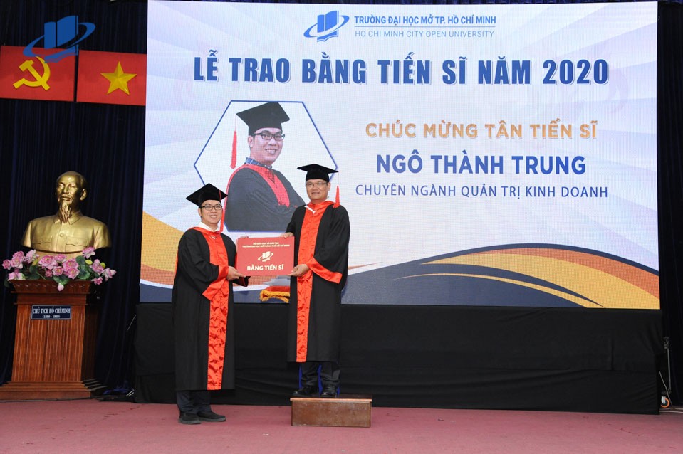 
Đặc biệt là những hoạt động nghiên cứu khoa học cũng được đẩy mạnh nhưng sinh viên tham dự nhận được rất nhiều sản phẩm danh dự, giải cao cho những cuộc thi nghiên cứu, các đề tài nghiên cứu đã cấp độ trường, cấp quốc gia hoặc cấp khu vực.
