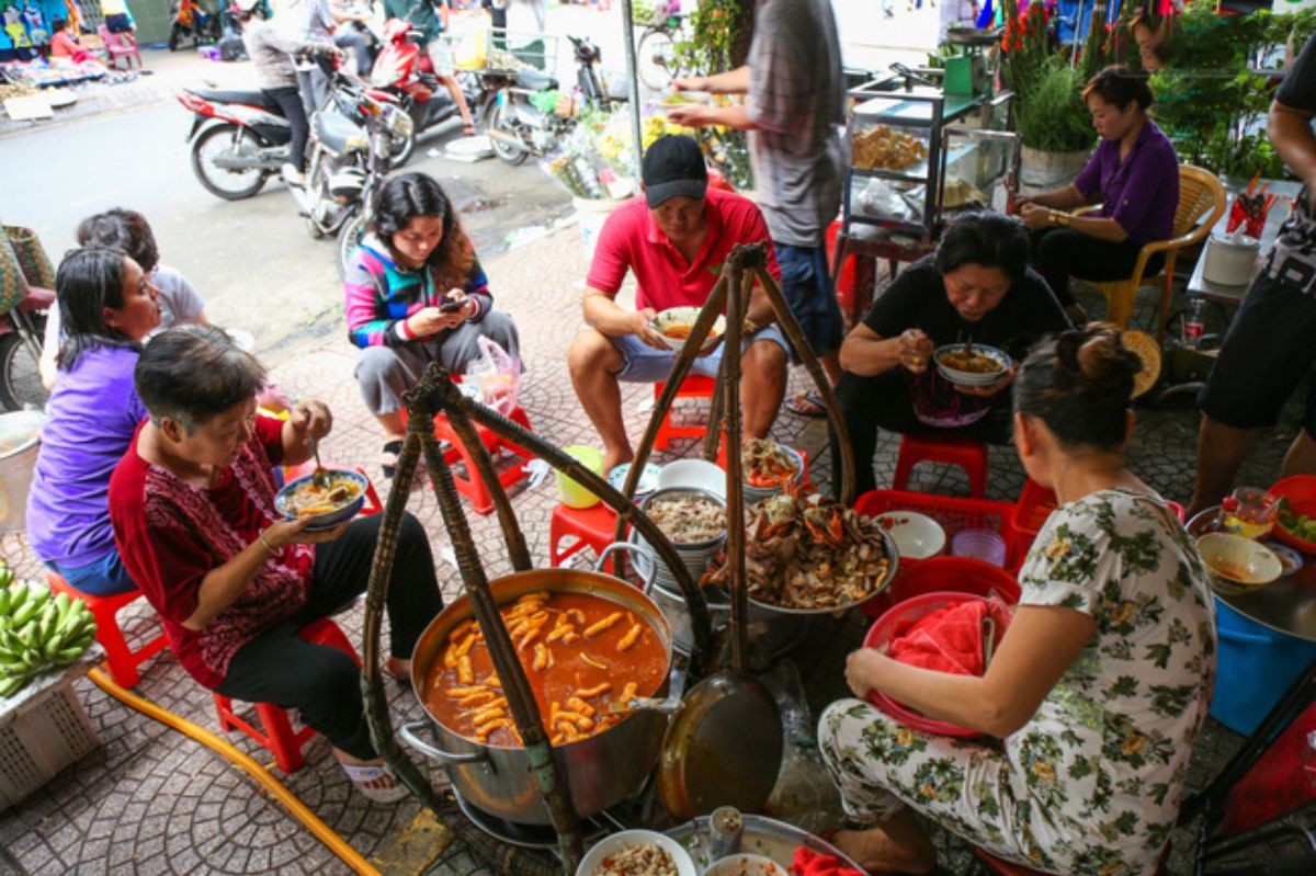 Mở cửa hàng ăn uống vỉa hè khá đơn giản với người cao tuổi do cần ít vốn
