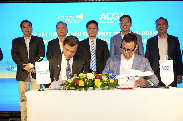 
Mới đây hãng hàng không Vietravel Airlines đã chính thức ký kết để hợp tác với Công ty Asean Cargo Gateway (ACG) để thành lập Vietravel Airlines Cargo (VUAir Cargo) với mục tiêu phát triển kinh doanh dịch vụ vận chuyển hàng hóa hàng không
