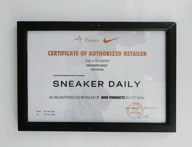 
Sau quá trình dài thương thảo và nhiều lần phải lặn lội từ Hà Nội vào trong TPHCM để đàm phán, Sneaker Daily đã thành công ký kết hợp đồng phân phối đối với thương hiệu thể thao lớn nhất, đó chính là Nike
