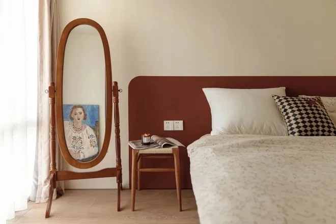 
Không gian phòng ngủ chính sử dụng màu kem làm chủ đạo, với màu nâu đỏ làm điểm nhấn
