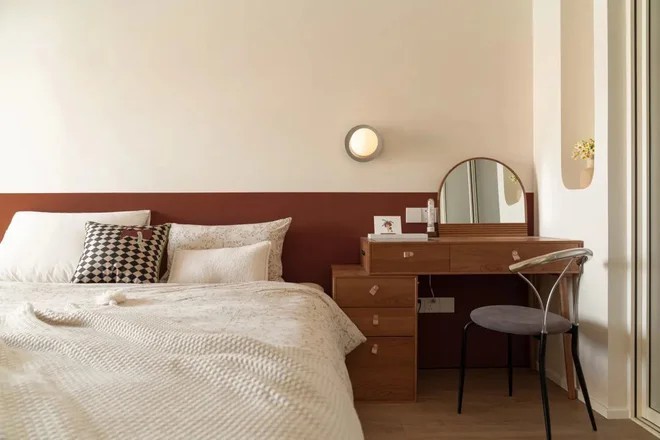 
Bộ bàn trang điểm màu gỗ giúp cho phòng ngủ có được nét cổ điển, tinh tế, đây cũng là bàn làm việc nhỏ tại nhà
