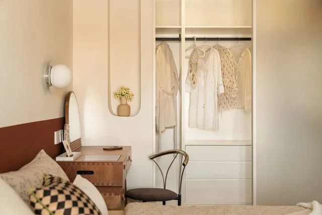 
Tủ quần áo được bố trí bên trong tường, giúp cho phòng ngủ thêm gọn gàng hơn
