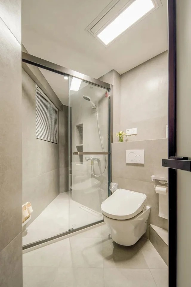
Không gian phòng tắm được chia thành khu vực khô và ướt với vách ngăn bằng kính
