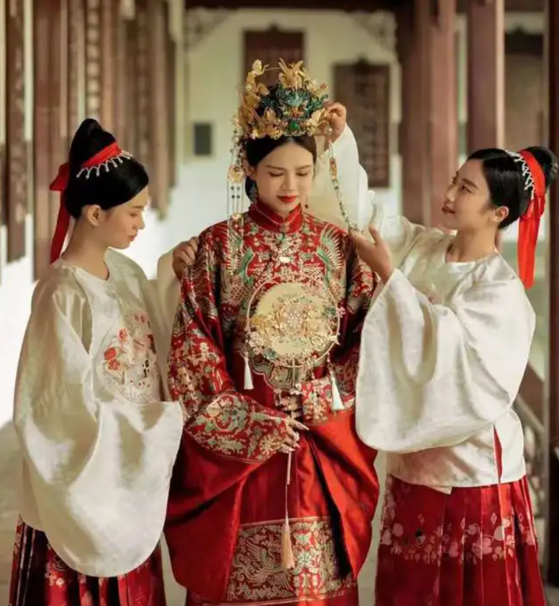 
Tạ Vũ Khoa (bên trái) đang cẩn thận kiểm tra trang phục cho cô dâu
