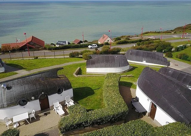 
Ngôi làng với thiết kế mái nhà là được tận dụng từ những chiếc thuyền cũ

