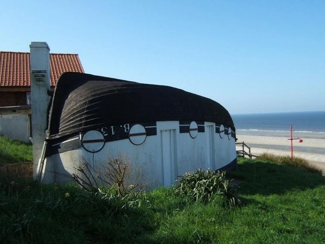 
Cận cảnh một ngôi nhà được làm từ một chiếc thuyền úp ngược, là đặc trưng của làng chài Equihen Plage
