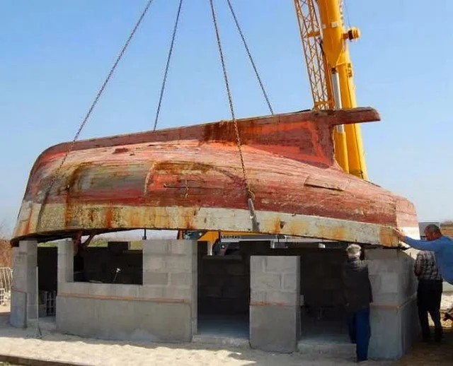 
Một con thuyền trước khi được phủ hắc ín lên mái và sơn sửa lại&nbsp;
