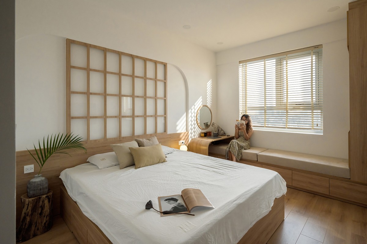 
Không gian phòng ngủ được trang bị hệ cửa kính lùa, vừa giúp ánh sáng dễ dàng đi vào nhà, vừa tiết kiệm được không gian
