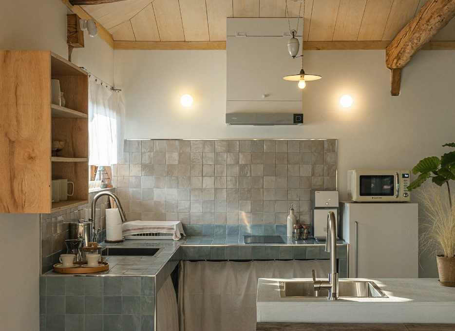 
Không gian bếp nấu gọn gàng, mang theo vẻ giản dị nhờ ốp đá màu bê tông

