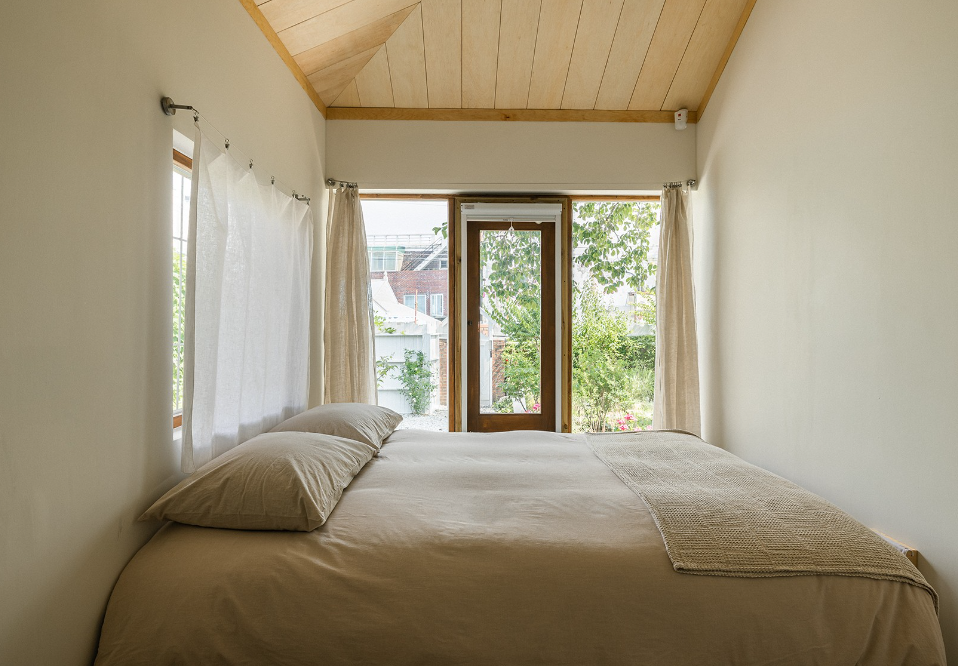 
Phòng ngủ rộng rãi với tông màu trắng làm chủ đạo
