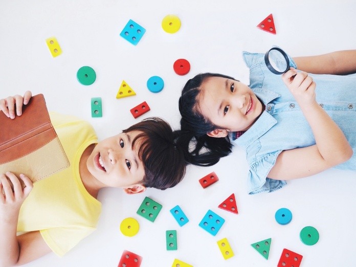 Kỹ năng quan sát là yếu tố đầu tiên giúp trẻ phát huy tư duy phản biện