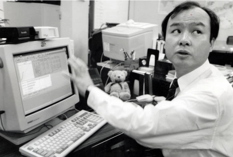 
Năm 1981, Masayoshi Son thành lập Softbank, khởi điểm là một công ty phân phối phần mềm cùng với máy tính cá nhân

