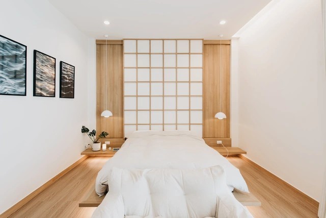 
Phòng ngủ ấm áp được thiết kế khá đơn giản với phía đầu giường theo phong cách Nhật

