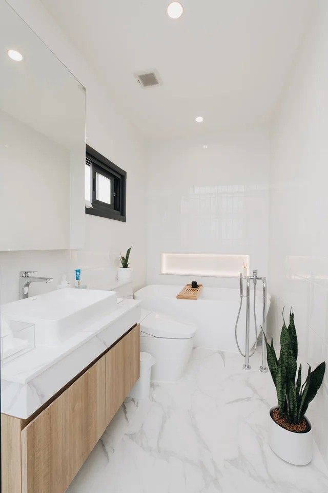 
Phòng tắm được thiết kế đơn sắc trắng giúp không gian thêm rộng rãi hơn
