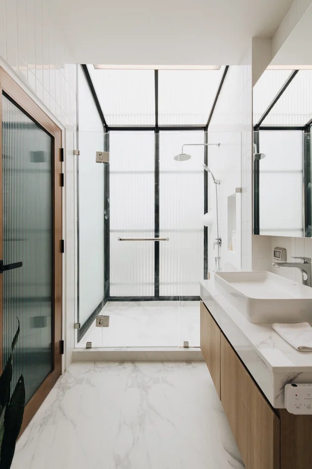 
Phòng tắm cũng được tận dụng nguồn sáng tự nhiên qua cửa kính trong suốt
