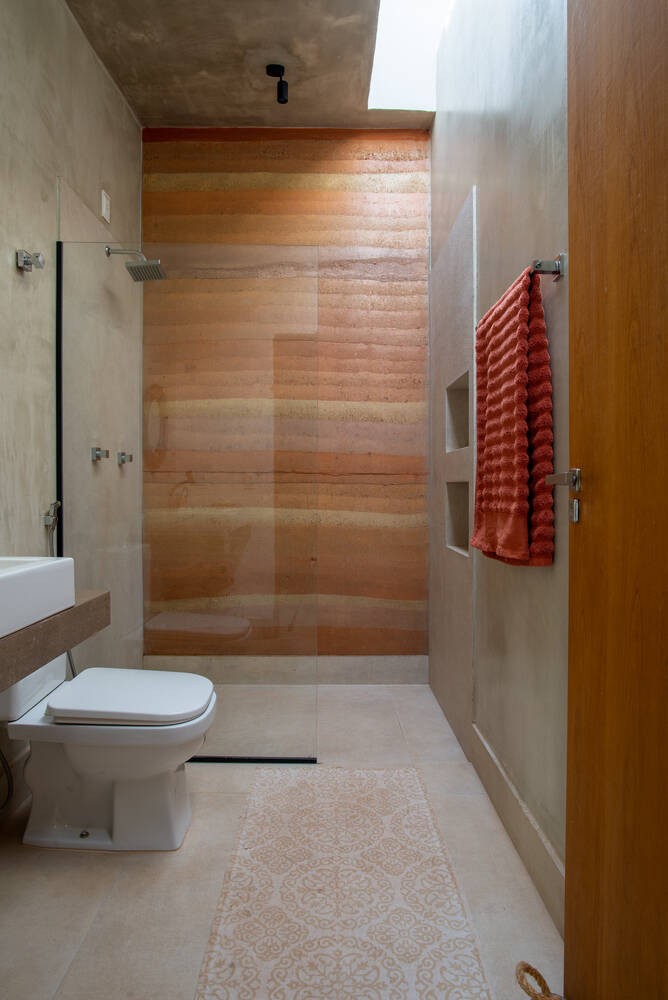 
Nhà vệ sinh có tường kính giúp ngăn cách khu vực khô và ướt
