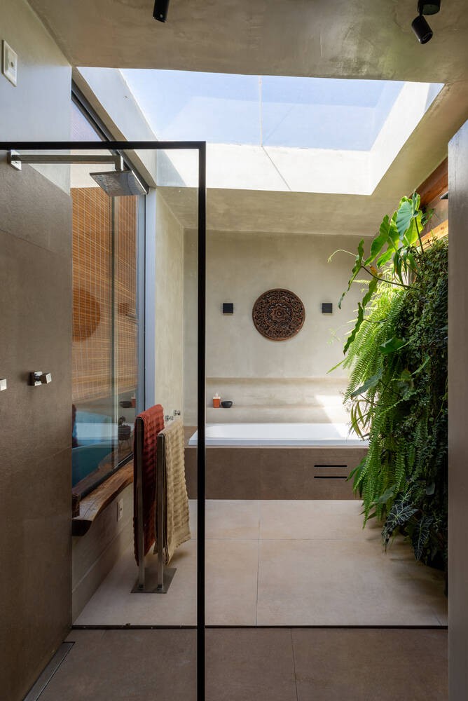 
cửa sổ trần giúp nhà vệ sinh lấy được ánh sáng tự nhiên
